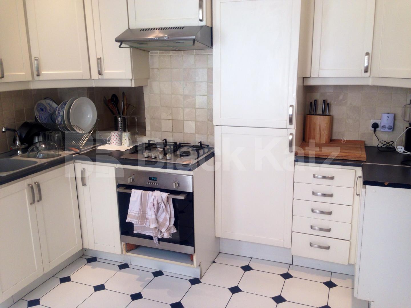 			LET , 2 Bedroom, 1 bath, 1 reception Apartment			 Gauden Road, Clapham North 